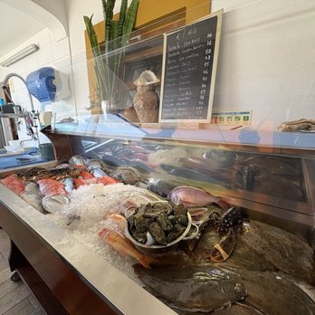 Borda do Cais - Daily fresh fish & seafood options display - Seafood Near Me - Ferragudo, 08