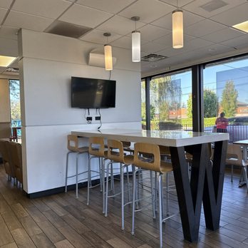 B’s Hot Chicken - Clean inside table and seating area - Sandwiches Near Me - University Place, Washington B’s Hot Chicken - Clean inside table and seating area - Sandwiches Near Me - University Place, Washington