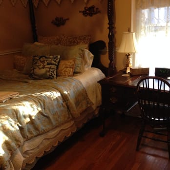 Brass Pineapple Inn - The Capitol Queen Room - Christmas 2013. - Hotels Near Me - Charleston, West Virginia Brass Pineapple Inn - The Capitol Queen Room - Christmas 2013. - Hotels Near Me - Charleston, West Virginia