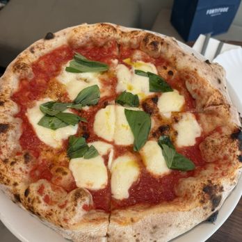 Napoli on The Road - Margherita pizza with buffalo mozzarella- incredible! - Pizza Near Me - London, XGL Napoli on The Road - Margherita pizza with buffalo mozzarella- incredible! - Pizza Near Me - London, XGL