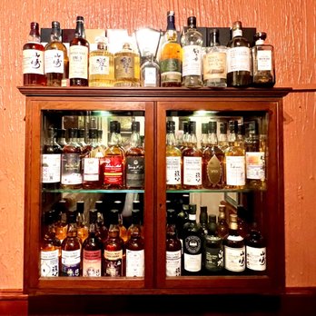 Highlander Inn - Whisky collection - Pubs Near Me - Aberlour, MRY
