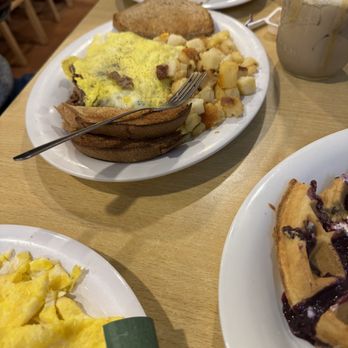 Dysart's Restaurant Broadway - Omelette, hash browns & toast - Pubs Near Me - Bangor, Maine