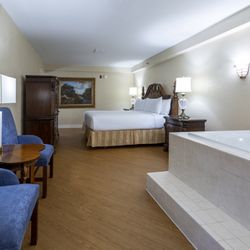 Music Road Resort Inn - Music Road Resort Inn - Penthouse Main Bedroom with Jacuzzi