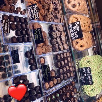 Gettysburg Chocolate Market - a variety of donuts and pastries - Chocolatiers & Shops Near Me - Gettysburg, Pennsylvania Gettysburg Chocolate Market - a variety of donuts and pastries - Chocolatiers & Shops Near Me - Gettysburg, Pennsylvania