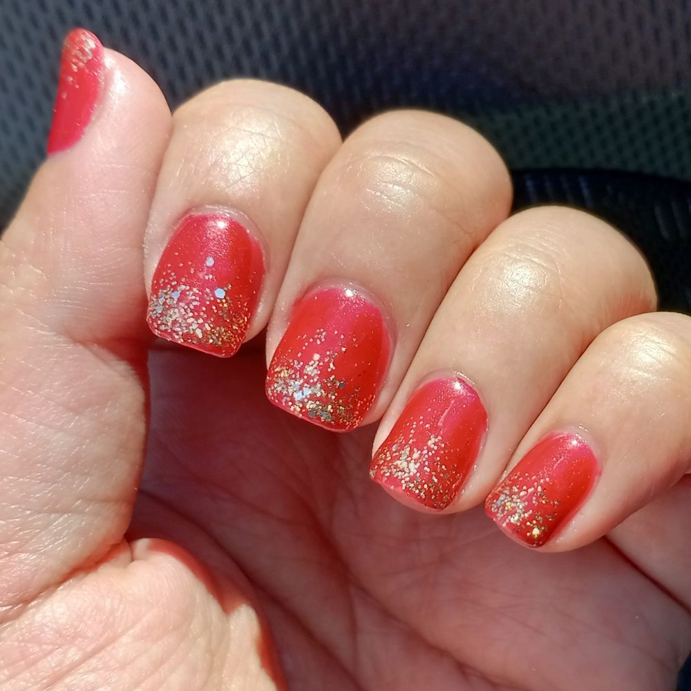 Gel manicure on natural nails with glitter ombre by Jenna. Base color 688 Hollyshimmer Daisy DND with gold glitter. Gel manicure on natural nails with glitter ombre by Jenna. Base color 688 Hollyshimmer Daisy DND with gold glitter.
