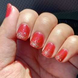 Gel manicure on natural nails with glitter ombre by Jenna. Base color 688 Hollyshimmer Daisy DND with gold glitter.
