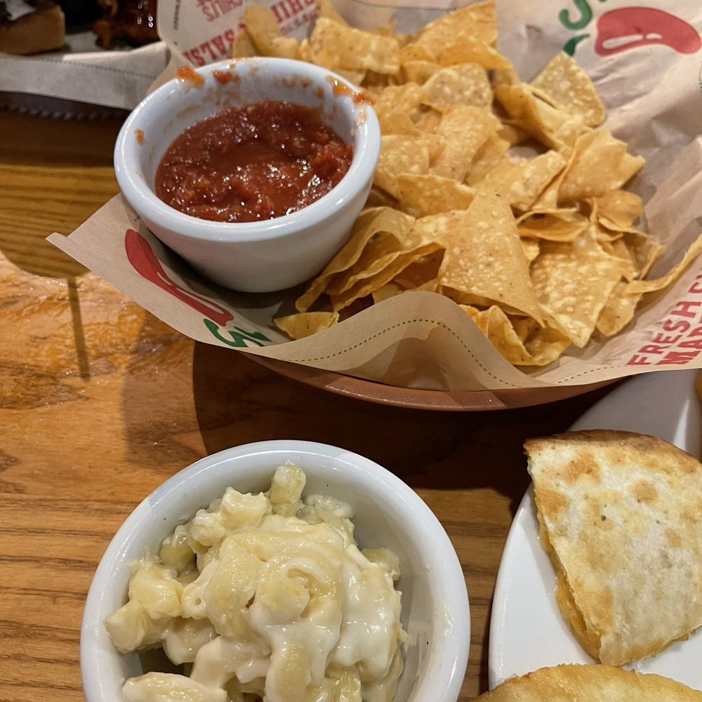 Chili's - Chips & Salsa with Mac & Cheese - American Near Me - Temple, Texas Chili's - Chips & Salsa with Mac & Cheese - American Near Me - Temple, Texas