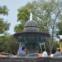 Tianguis de Analco - La fuente, aquí podrás ver a  muchos viejitos que bailan.