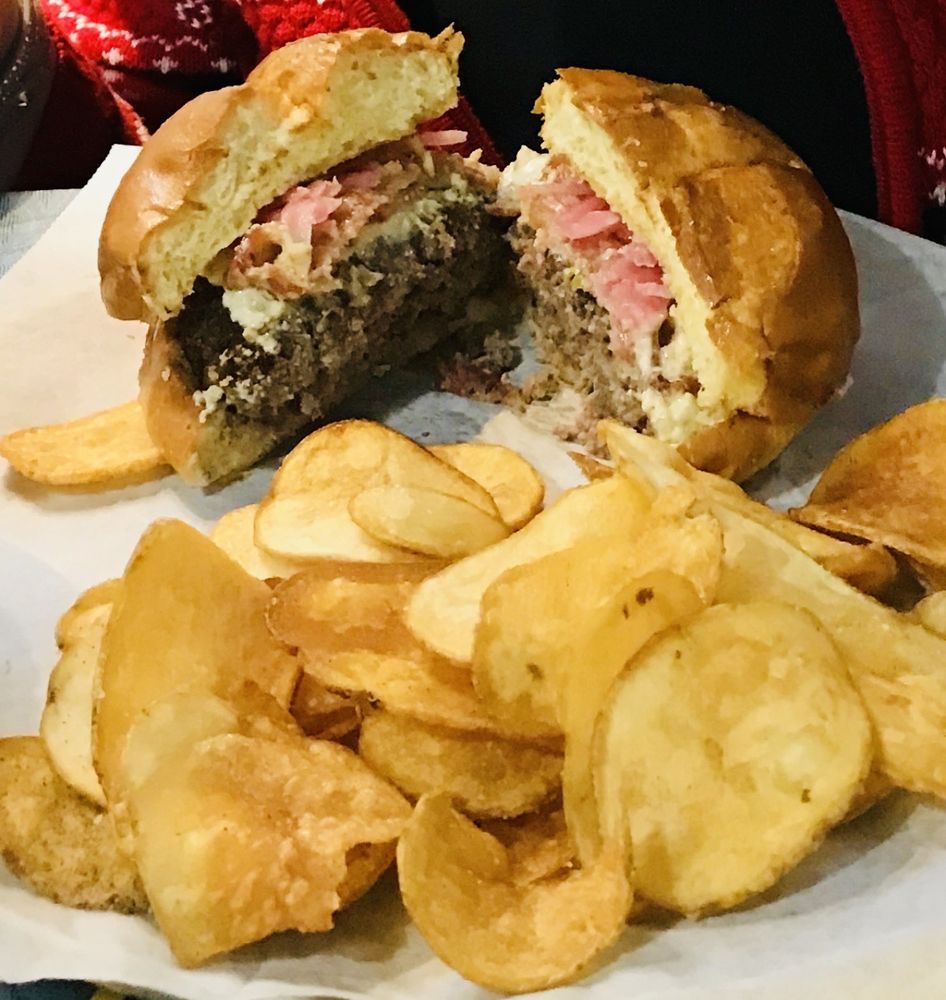 Common Man Tap & Table Logo