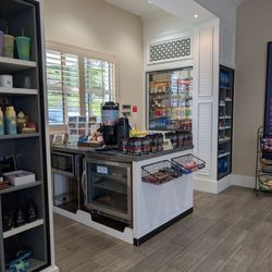 Hotel Indigo San Diego Del Mar - Convenience store in the lobby