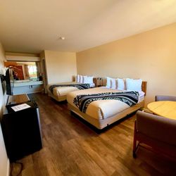 Cliff Dwellers Lodge - Double queen in the renovated section
