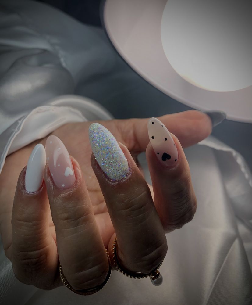 Royal Salon by Anay Logo