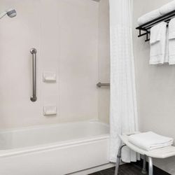 La Quinta by Wyndham Cleveland Airport West - Guest room bath (accessible)