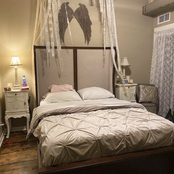Queen Gypsy Inn - Comfy master bed - Vacation Rentals Near Me - Galveston, Texas Queen Gypsy Inn - Comfy master bed - Vacation Rentals Near Me - Galveston, Texas