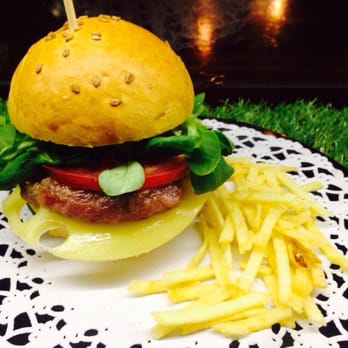 La Carxofa - Miniburguer con carne de cerdo y ternera, queso enmental, tomate natural y canónigos, acompañada siempre de patatas paja. - Mediterranean Near Me - Valencia, V