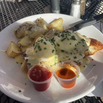 Red House Cafe - Dungeness Crab Cakes - Breakfast & Brunch Near Me - Pacific Grove, California