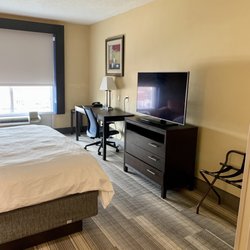 Holiday Inn Express & Suites Richmond - King suite room