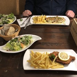 Restaurant Landhaus Mörsdorf - Hoofdgerecht  1x grote pikante schnitzel + salade + frietjes 1x kleine gepaneerde schnitzel + salade + frietjes