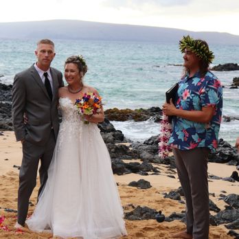 Affordable Barefoot Maui Wedding - Wedding Planning Near Me - Kihei, Hawaii Affordable Barefoot Maui Wedding - Wedding Planning Near Me - Kihei, Hawaii