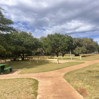 Kanaha Beach Park - park view, bench - Beaches Near Me