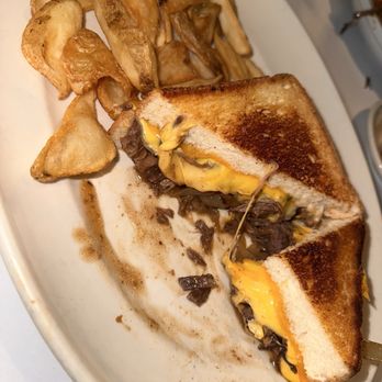 The George - Short rib grilled cheese - Bars Near Me - Rockville Centre, New York