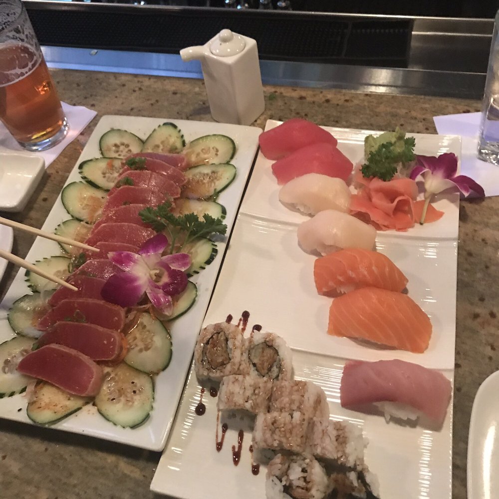 Some nigiri, maguro tataki and a roll. Some nigiri, maguro tataki and a roll.