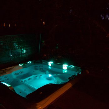 Bear Den BnB - Hot tub at night - Bed & Breakfast Near Me - Grass Valley, California Bear Den BnB - Hot tub at night - Bed & Breakfast Near Me - Grass Valley, California