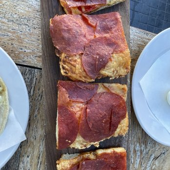 Zinqué - Pepperoni pizza - looks dry and tastes from frozen and reheated - French Near Me - Malibu, California Zinqué - Pepperoni pizza - looks dry and tastes from frozen and reheated - French Near Me - Malibu, California