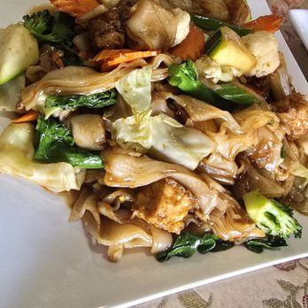 Lynn's Thai Restaurant - Pad See Ew - Thai Near Me - Cotati, California
