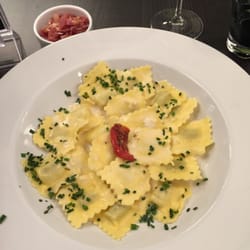 Le Grand Comptoir - Assiette de "ravioles" au chèvre, servies avec un petit ramequin de jambon cru (+1 café+ 3 mini cannelés) : Menu Express 30min. 16,50€