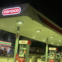 7-Eleven - Kind of sketchy neighborhood área