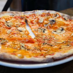 Mister O1 Extraordinary Pizza Oviedo - Mushroom pizza
