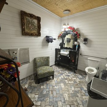 Pirates Paradise - This ladies....this is the bathroom . A private bathroom with great decor and CLEAN! A CLEAN public restroom. Yes please! - Seafood Near Me - Spring, Texas