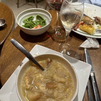 Le Président - Onion Soup, Steamed Green Beans, champagne and red wine - Brasseries Near Me - Paris, 75 Le Président - Onion Soup, Steamed Green Beans, champagne and red wine - Brasseries Near Me - Paris, 75