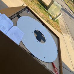 Arhaus - Table base with wrong white bracket to fasten the table to the base. Had refuse order dude to not being able to mount the top to the base