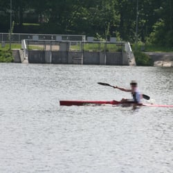 Kiessee - Über das Wehr wird bei drohendem Hochwasser Wasser aus der Flüthe in den Kiessee geleitet.