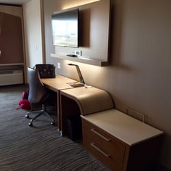 Courtyard by Marriott Saskatoon Airport - Nice desk and luggage table