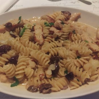 mama trattoria - Pasta with chicken and black olives - Italian Near Me - Hamburg, HH