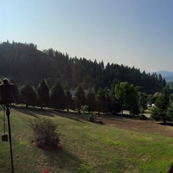 Fox Den Bed & Breakfast - Morning mountain view from main deck. - Bed & Breakfast Near Me - Leavenworth, Washington Fox Den Bed & Breakfast - Morning mountain view from main deck. - Bed & Breakfast Near Me - Leavenworth, Washington