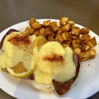 Eggs 'n Things - Waikiki Beach Eggspress - Eggs Benedict 'n Things - Breakfast & Brunch Near Me - Honolulu, Hawaii