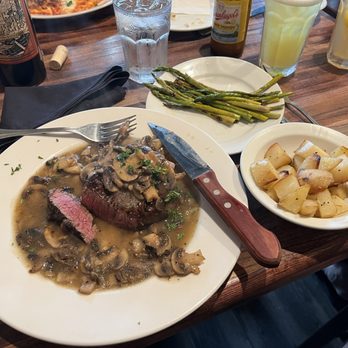 Raffi's Locale - Filet mignon with potatoes and asparagus   Amazing - Italian Near Me - Chicago, Illinois