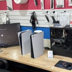 iRepair Mobile Indy - Workstation dedicated to console and PC diagnostics, including PlayStation servicing and computer repairs.