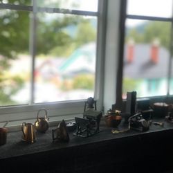 Fox And Hounds - Little trinkets on ALL windowsills