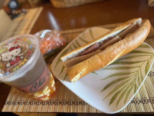 Banh Mi & Che Cali by null