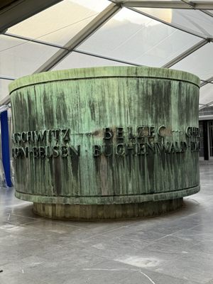 Mémorial De La Shoah by null