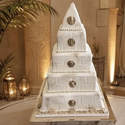 M&T Events - A pyramid wedding cake