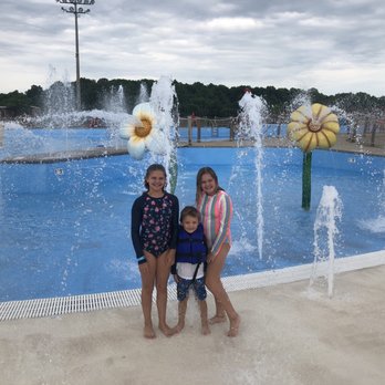Somer Splash - Spraying flowers next to the wave pool! - Water Parks Near Me - Somerset, Kentucky