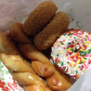 Mom's Donuts - Glazed twists, crumb cakes and vanilla sprinkles - Donuts Near Me - Hawthorne, California Mom's Donuts - Glazed twists, crumb cakes and vanilla sprinkles - Donuts Near Me - Hawthorne, California