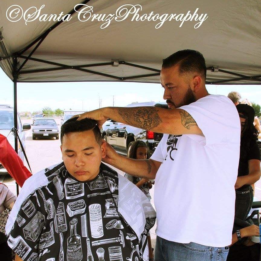 Lookin' Good  Barbershop & Salon Logo
