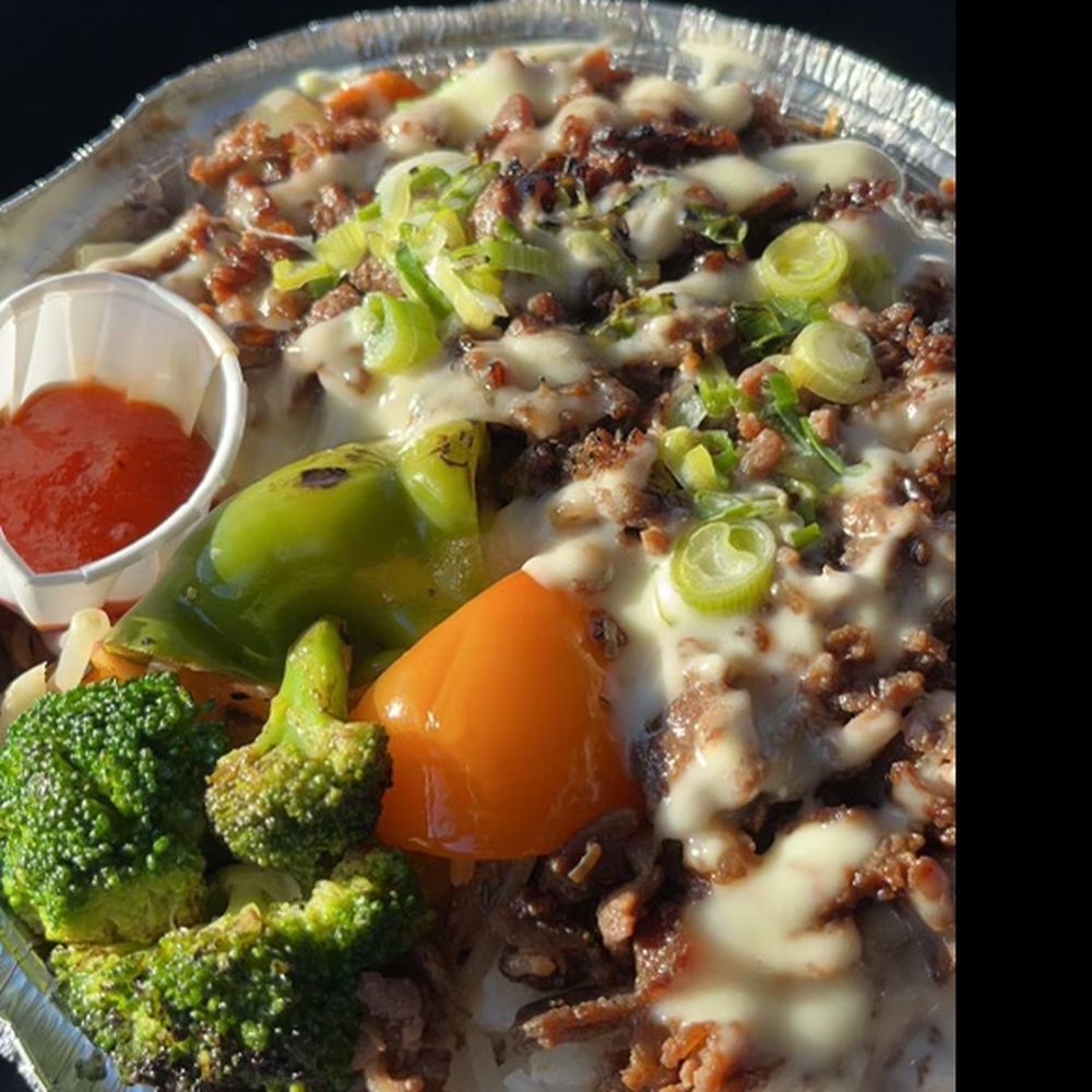 Bulgogi on rice with creamy garlic sauce Bulgogi on rice with creamy garlic sauce